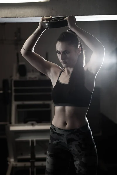 Güzel Genç Kafkas Kadın Fitness Spor Olarak Siyah Saç Çalışma — Stok fotoğraf