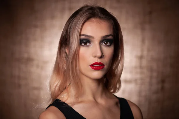 Krásy Portrét Mladé Blond Kavkazské Ženy Rae Textilní Pozadí — Stock fotografie