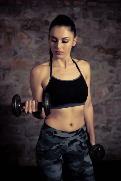 Piękna Młoda Kaukaski Kobieta Czarnymi Włosami Treningu Siłowni Fitness — Zdjęcie stockowe