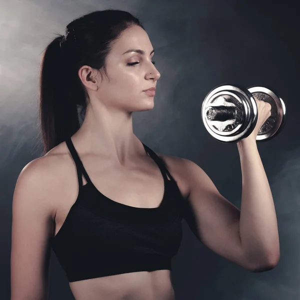 Jovem Ativo Esportivo Hispânico Mulher Treino Com Halteres Isolateda — Fotografia de Stock