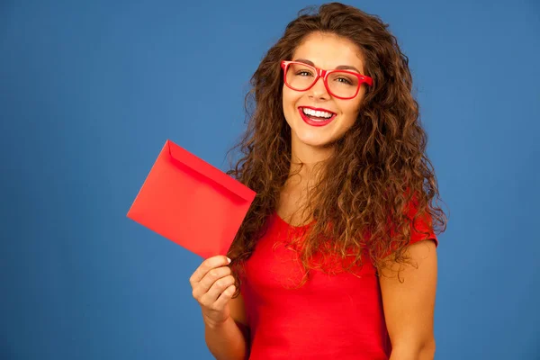 Bella Giovane Donna Rosso Con Busta Rossa Mano — Foto Stock