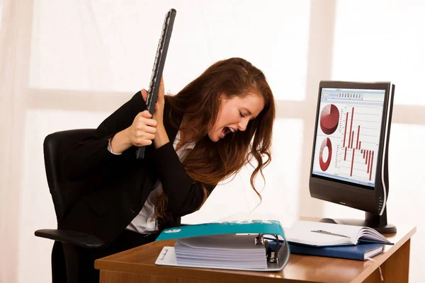 Dühös Üzletasszony Kifejező Düh Asztalára Irodában — Stock Fotó