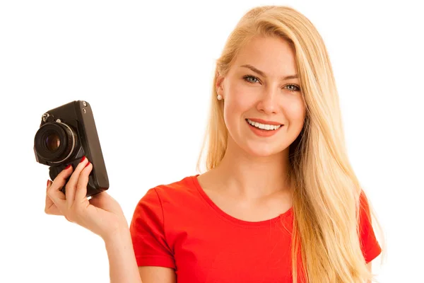 Vrouw Het Rood Met Een Retro Camera Geïsoleerd Witte Achtergrond — Stockfoto