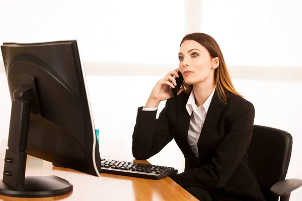 Hermosa Mujer Negocios Habla Por Teléfono Smert Oficina Escritorio —  Fotos de Stock