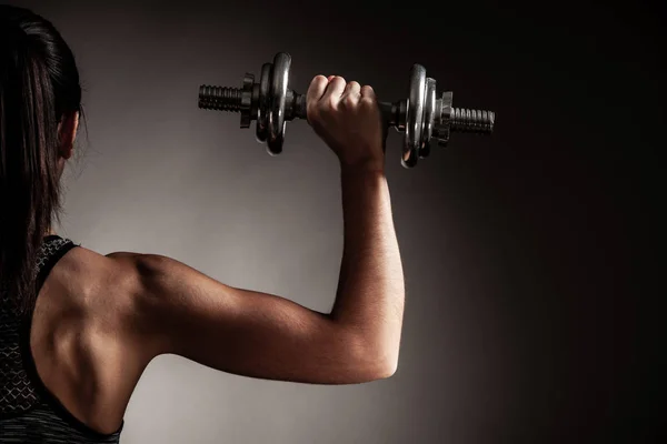 Hermoso Entrenamiento Mujer Joven Con Mancuerna Sobre Fondo Gris —  Fotos de Stock