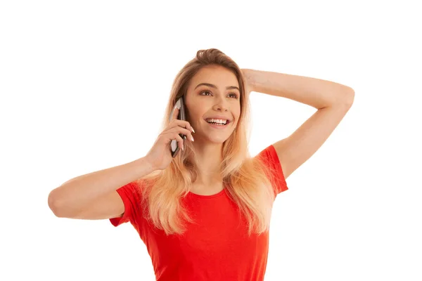 Mooie Jonge Vrouw Rode Shirt Spreken Een Slimme Telefoon Geïsoleerd — Stockfoto