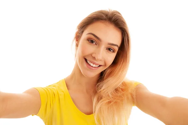 Hermosa Joven Caucásica Mujer Tomando Foto Selfie Aislado Sobre Fondo — Foto de Stock