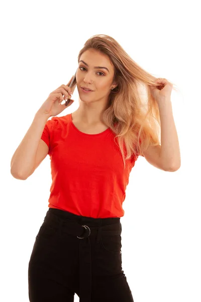 Hermosa Mujer Joven Con Camiseta Roja Hablar Teléfono Inteligente Aislado — Foto de Stock