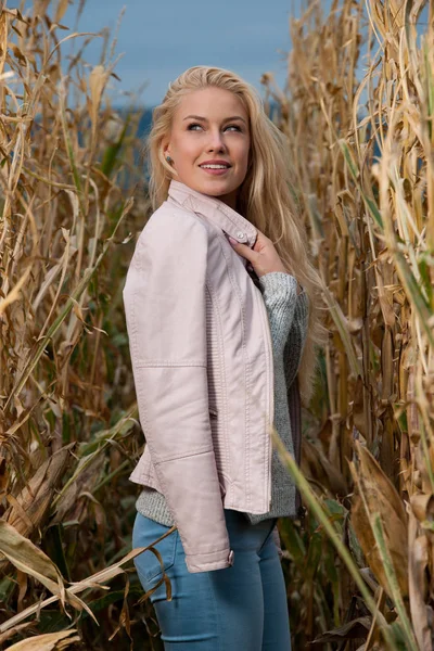 博客风格的时尚照片可爱的金发碧眼的女人在玉米地在深秋 — 图库照片