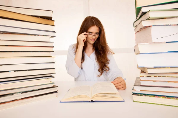 Attractive Young Woman Studies Wtih Hugr Book Piles Her Desk — Stock Photo, Image
