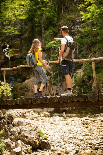 Jovem Cople Caminhadas Ativas Brifge Madeira Sobre Riacho Montanha — Fotografia de Stock