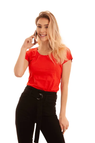 Kırmızı Tişörtlü Güzel Genç Kadın Konuşmak Beyaz Arka Plan Üzerinde — Stok fotoğraf