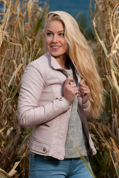 博客风格的时尚照片可爱的金发碧眼的女人在玉米地在深秋 — 图库照片