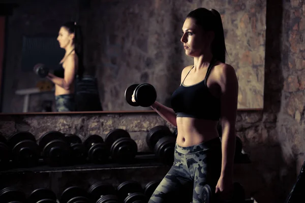 Hermosa Joven Mujer Caucásica Con Entrenamiento Pelo Negro Gimnasio Fitness —  Fotos de Stock