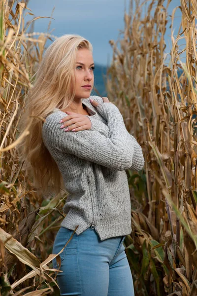 Blog style fashion photo of cute blond woman on corn field in la — Stock Photo, Image