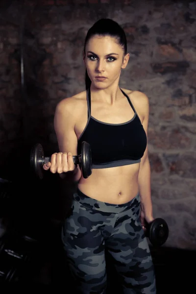Fitne で黒髪のワークアウトを持つ美しい若い白人女性 — ストック写真