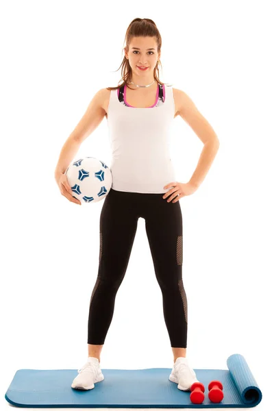 Woamn voetbalspeler heeft een bal geïsoleerd op witte achtergrond — Stockfoto