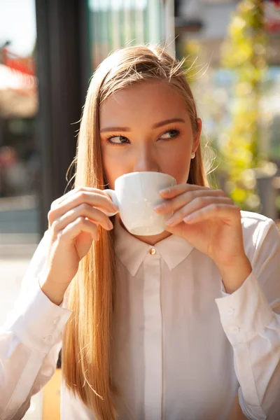 Mulher de negócios tem uma pausa para café e bebe café em um bar — Fotografia de Stock