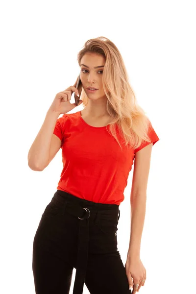 Hermosa mujer joven en camiseta roja hablar en un teléfono inteligente isol — Foto de Stock