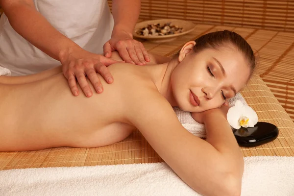 Vacker ung kvinna som har en massage behandling i Spa-salong - — Stockfoto