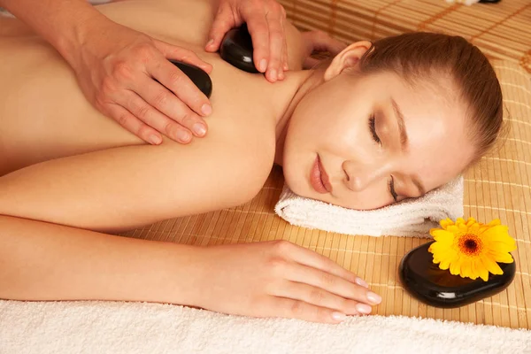 Hermosa joven que tiene un tratamiento de masaje en el salón de spa  - —  Fotos de Stock