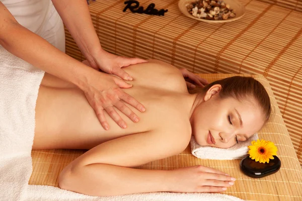 Vacker ung kvinna som har en massage behandling i Spa-salong - — Stockfoto