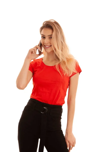 Kırmızı tişört güzel genç kadın akıllı telefon isol üzerinde konuşmak — Stok fotoğraf