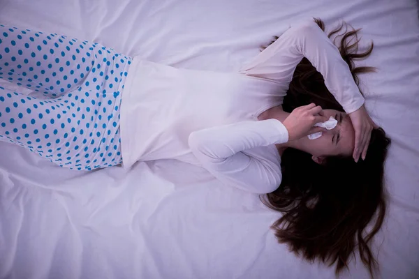 Grip, hom acı genç kadın — Stok fotoğraf