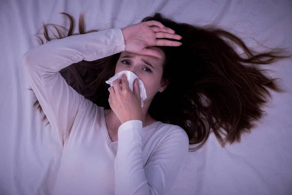 Ideges fiatal nő szenved, influenza: hom — Stock Fotó