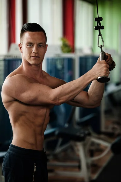 Competidor de fitness phisique trabalha fora no ginásio halterofilismo halteres — Fotografia de Stock