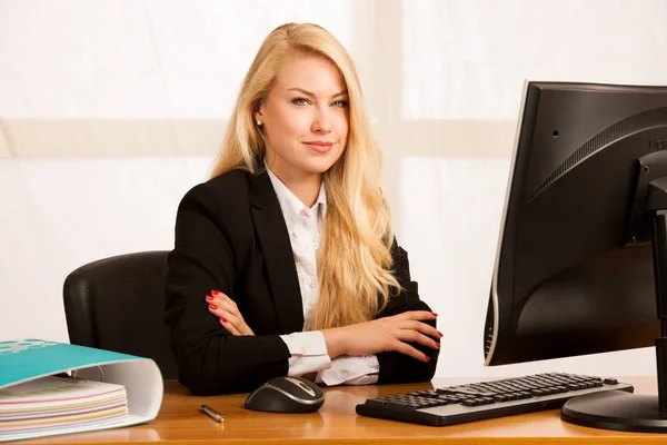 Hermosa joven rubia trabajando en la computadora en su oficina — Foto de Stock