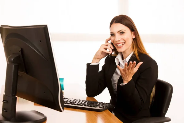 Biznes kobieta rozmawia na smert telefonu w biurze jej d — Zdjęcie stockowe