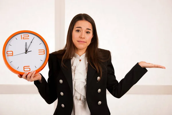 Mujer linda sosteniendo un reloj como símbolo de la gestión del tiempo —  Fotos de Stock