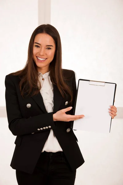 Asiático caucásico busines mujer escritura en un portapapeles — Foto de Stock