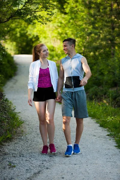 Active young couple on a wlak in the park — Stock Photo, Image