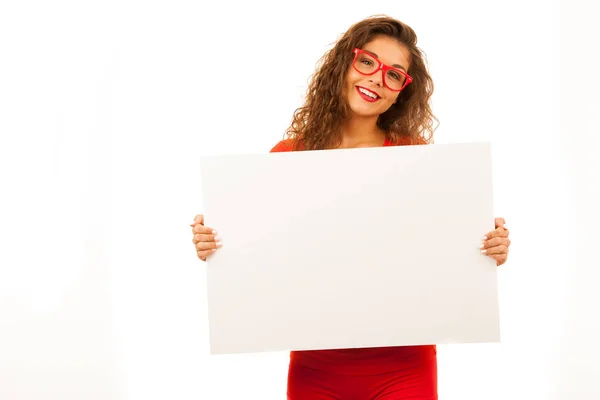 Mulher em vermelho mostrando banner branco em branco com espaço de cópia para addi — Fotografia de Stock