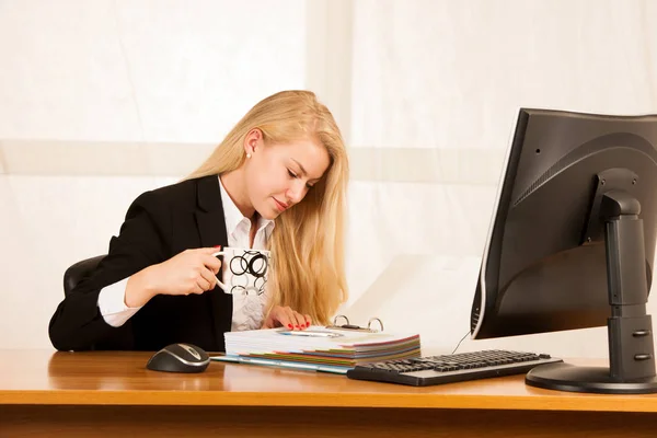 Jeune femme d'affaires boit café le matin a son bureau de — Photo