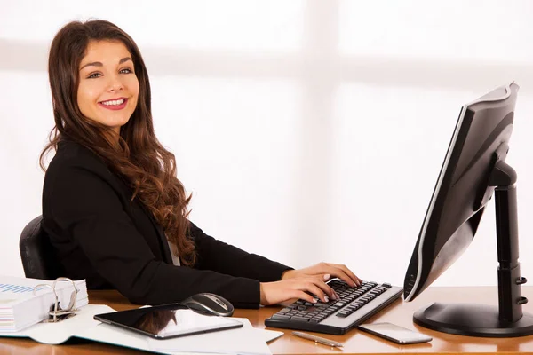 Beautiful young brunette business woman work in her office — Stock Photo, Image