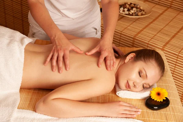 Vacker ung kvinna som har en massage behandling i Spa-salong - — Stockfoto