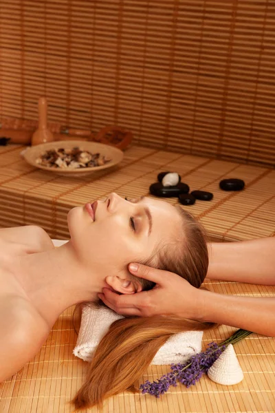 Belle jeune femme ayant un massage du visage dans le salon de spa - welln — Photo