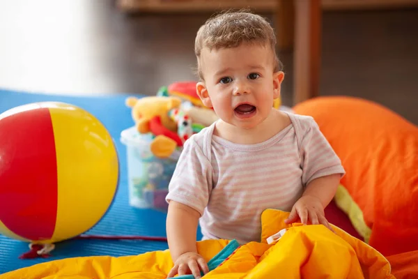 Kleiner Junge spielt im Wohnzimmer auf dem Fußboden — Stockfoto