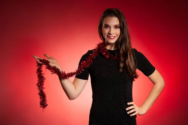 Joven hermosa mujer sobre rojo Navidad fondo —  Fotos de Stock