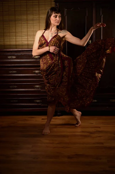 年轻的女孩舞蹈家和歌手在吉普赛礼服跳舞和摆姿势 — 图库照片