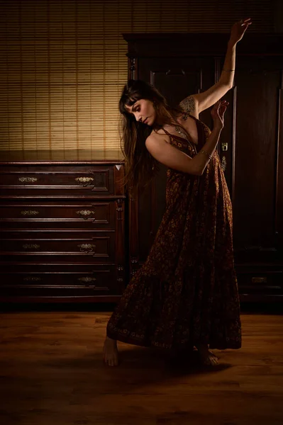 Jeune fille danseuse et chanteuse en robe gitane dansant et posant o — Photo