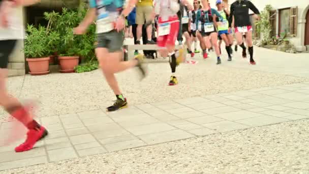 Biegacz Konkurenci Rozpoczynając Ultra Trail Running Konkurencji Szczegółowo Nogi Biegaczy — Wideo stockowe