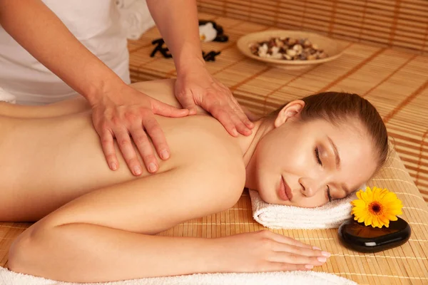 Vacker ung kvinna som har en massage behandling i Spa-salong - — Stockfoto