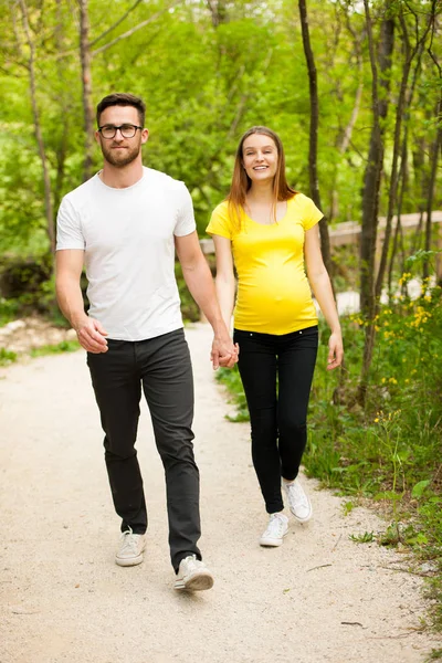 Donna incinta con il suo uomo - coppia felice nel parco — Foto Stock