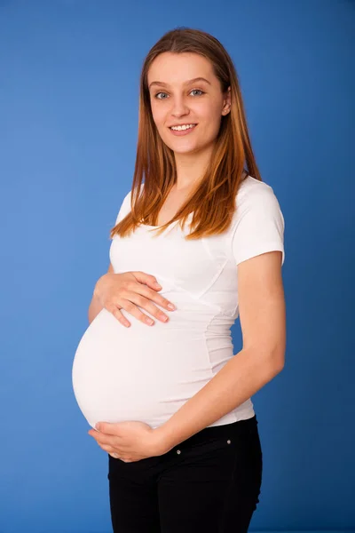 Studiofotografering av en vacker gravid kvinna — Stockfoto