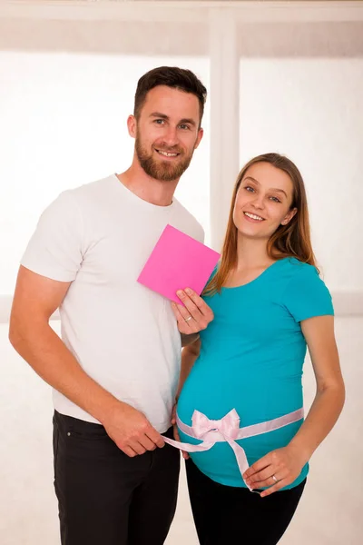 Pregnant woman and her man - studo photography of a young couple — Stock Photo, Image