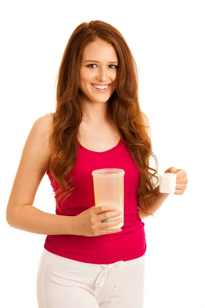 Attraktive schöne sportliche Frau bereiten Protein-Shake in einem sha — Stockfoto